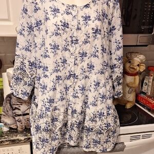 d. Ellos Blue and White Floral Top Size 1X  22/24